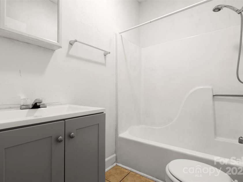 401 Ebenezer Avenue, Rock Hill, SC 29730.  MLS# CAR4298234, YatesRealty ID 35469. Bathroom