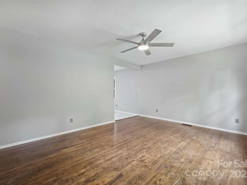 2840 Edsel Place, Charlotte, NC 28205.  MLS# CAR4283919, YatesRealty ID 35479. 