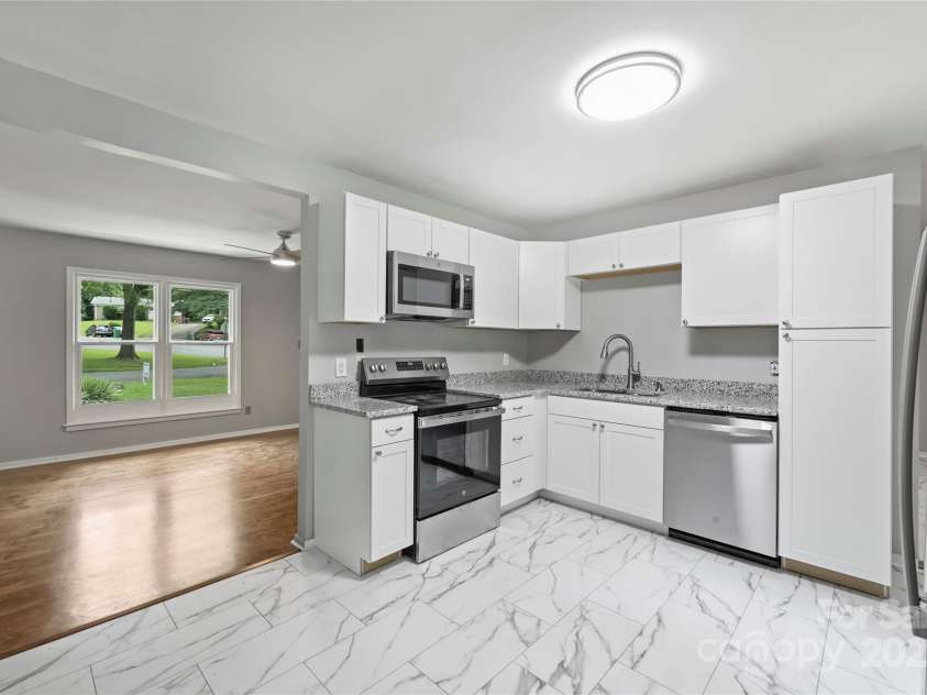 2840 Edsel Place, Charlotte, NC 28205.  MLS# CAR4283919, YatesRealty ID 35479. 