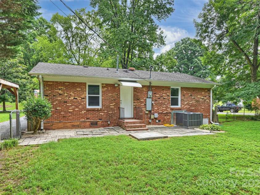 2840 Edsel Place, Charlotte, NC 28205.  MLS# CAR4283919, YatesRealty ID 35479. 