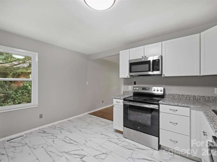 2840 Edsel Place, Charlotte, NC 28205.  MLS# CAR4283919, YatesRealty ID 35479. 