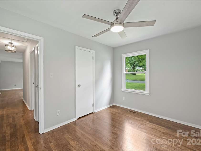 2840 Edsel Place, Charlotte, NC 28205.  MLS# CAR4283919, YatesRealty ID 35479. 
