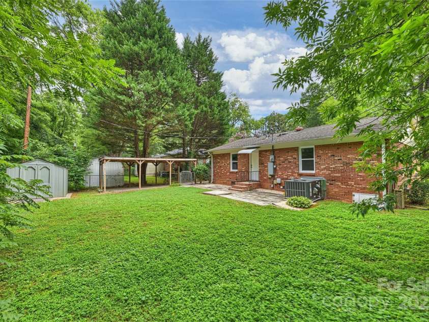 2840 Edsel Place, Charlotte, NC 28205.  MLS# CAR4283919, YatesRealty ID 35479. 