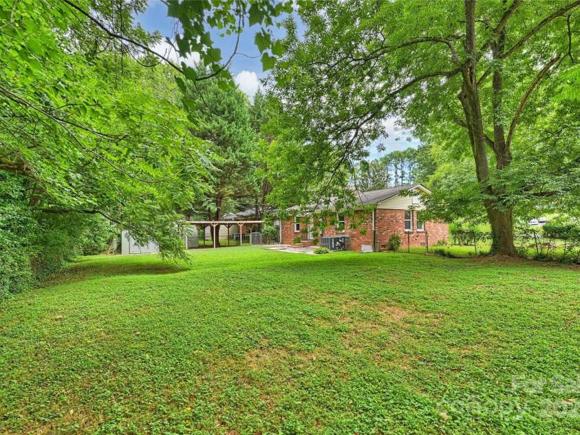 2840 Edsel Place, Charlotte, NC 28205.  MLS# CAR4283919, YatesRealty ID 35479. 