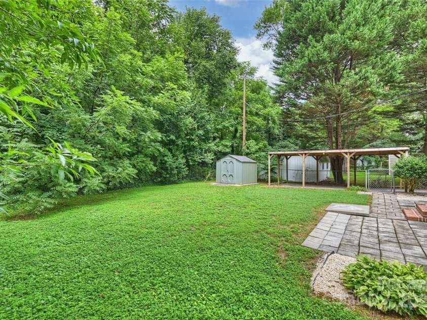 2840 Edsel Place, Charlotte, NC 28205.  MLS# CAR4283919, YatesRealty ID 35479. 