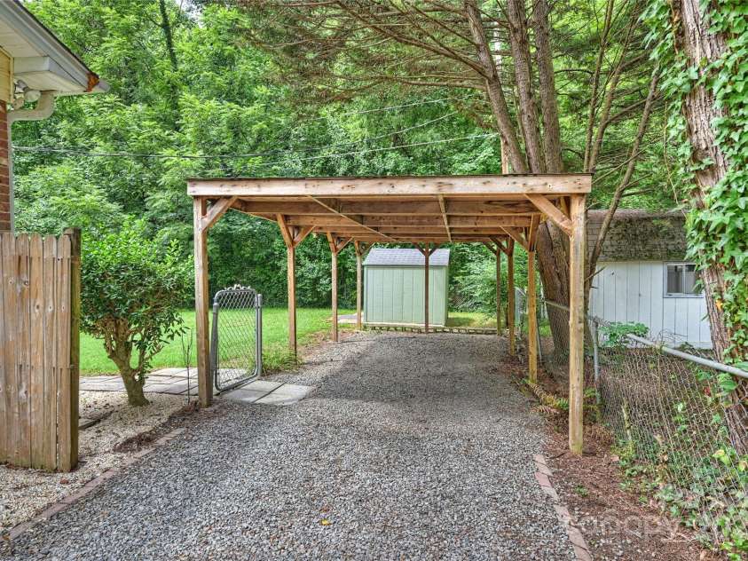2840 Edsel Place, Charlotte, NC 28205.  MLS# CAR4283919, YatesRealty ID 35479. 