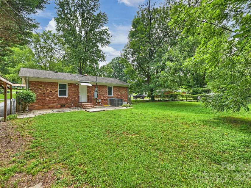 2840 Edsel Place, Charlotte, NC 28205.  MLS# CAR4283919, YatesRealty ID 35479. 