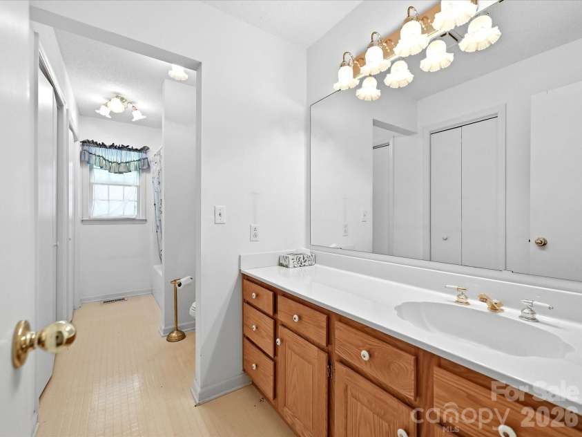 5950 King Wilkinson Road, Denver, NC 28037.  MLS# CAR4398523, YatesRealty ID 35480. Hall bath with linen closets