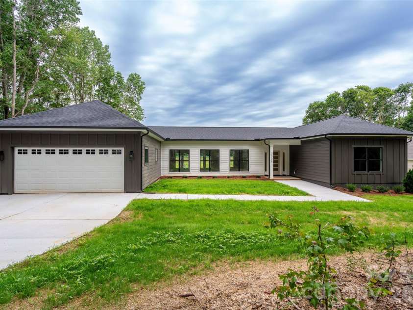 3008 Buffet Lane, Monroe, NC 28110.  MLS# CAR4389210, YatesRealty ID 35482. 