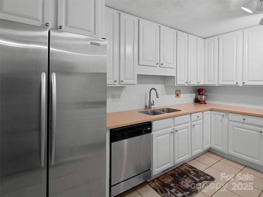 102 Crowfields Drive, Asheville, NC 28803.  MLS# CAR4294442, YatesRealty ID 35487. 