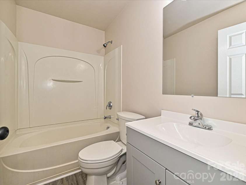 817 Wainwright Avenue, Charlotte, NC 28206.  MLS# CAR4394266, YatesRealty ID 35487. Full Bath