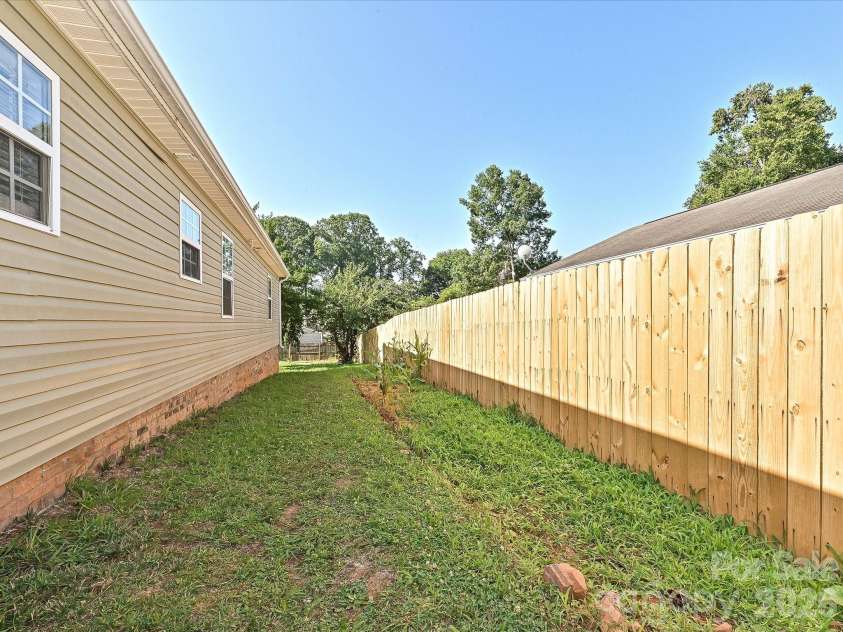 817 Wainwright Avenue, Charlotte, NC 28206.  MLS# CAR4394266, YatesRealty ID 35487. Garden