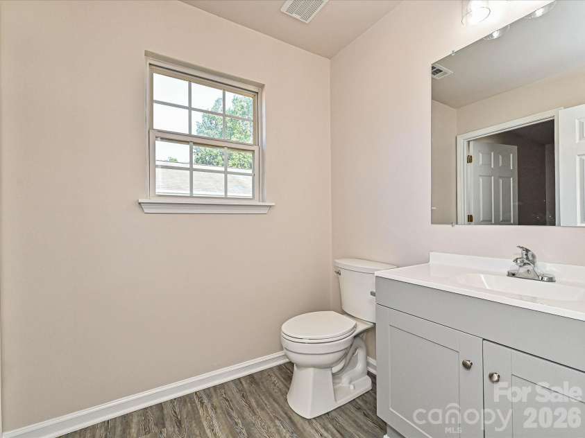 817 Wainwright Avenue, Charlotte, NC 28206.  MLS# CAR4394266, YatesRealty ID 35487. Half Bath