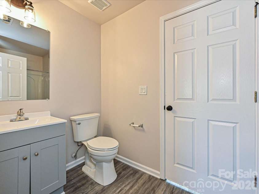817 Wainwright Avenue, Charlotte, NC 28206.  MLS# CAR4394266, YatesRealty ID 35487. Jack and Jill Bath