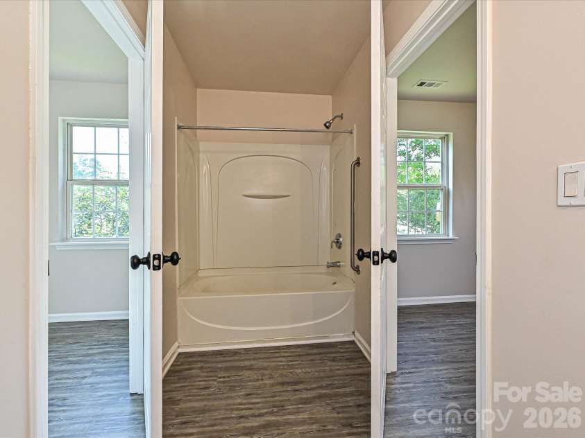 817 Wainwright Avenue, Charlotte, NC 28206.  MLS# CAR4394266, YatesRealty ID 35487. Jack and Jill Bath