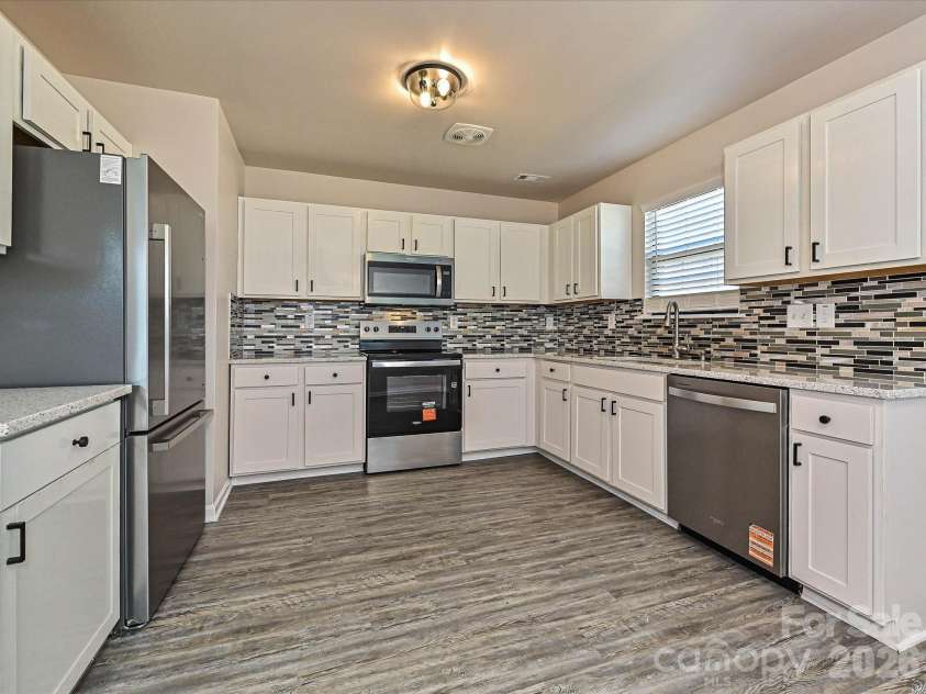 817 Wainwright Avenue, Charlotte, NC 28206.  MLS# CAR4394266, YatesRealty ID 35487. Kitchen