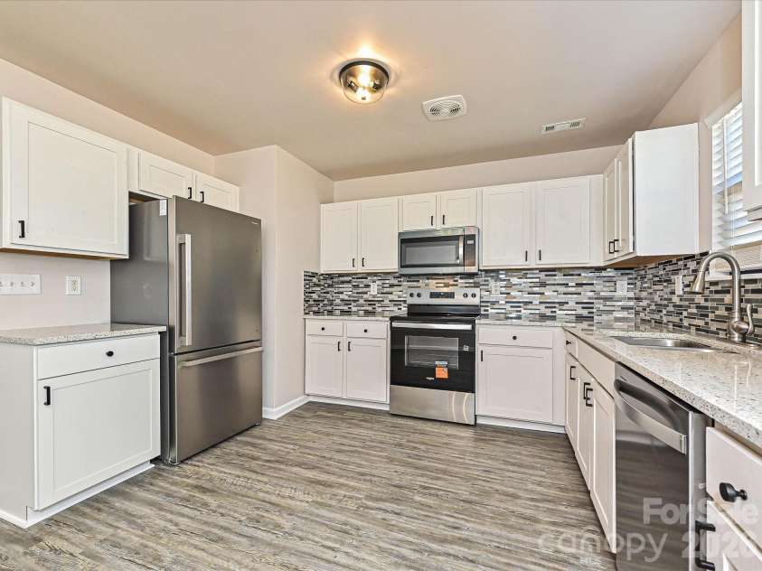 817 Wainwright Avenue, Charlotte, NC 28206.  MLS# CAR4394266, YatesRealty ID 35487. Kitchen