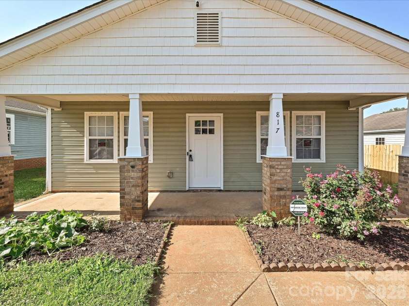 817 Wainwright Avenue, Charlotte, NC 28206.  MLS# CAR4394266, YatesRealty ID 35487. Welcome!