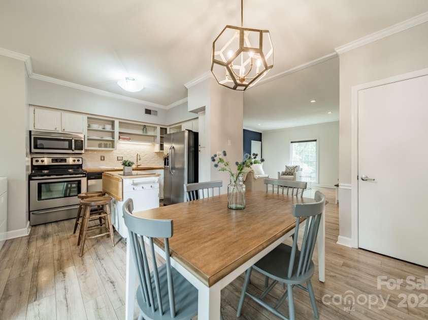 5927 Quail Hollow Road, Charlotte, NC 28210.  MLS# CAR4260854, YatesRealty ID 3549. 