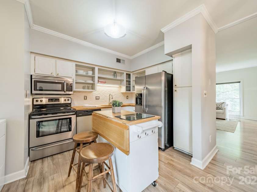 5927 Quail Hollow Road, Charlotte, NC 28210.  MLS# CAR4260854, YatesRealty ID 3549. 