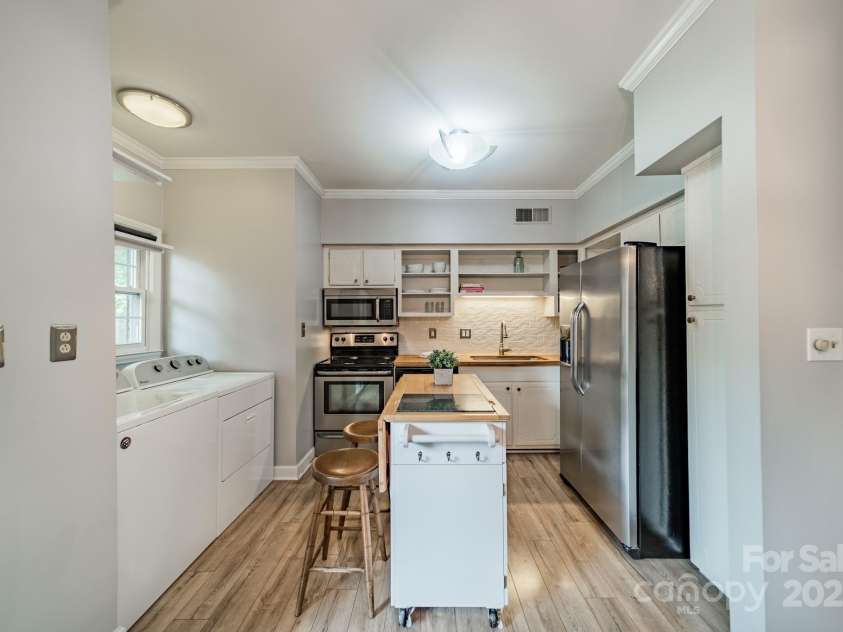 5927 Quail Hollow Road, Charlotte, NC 28210.  MLS# CAR4260854, YatesRealty ID 3549. 