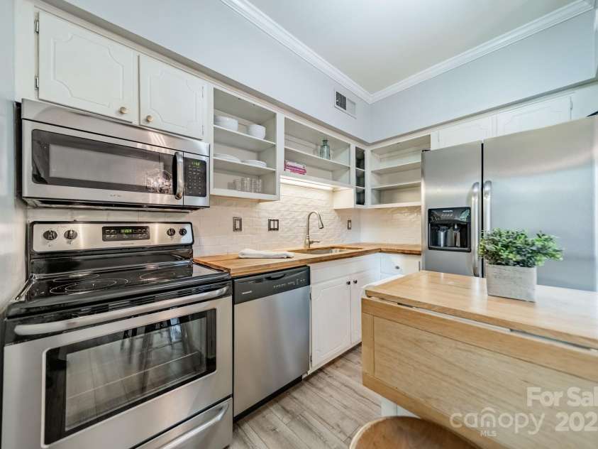 5927 Quail Hollow Road, Charlotte, NC 28210.  MLS# CAR4260854, YatesRealty ID 3549. 