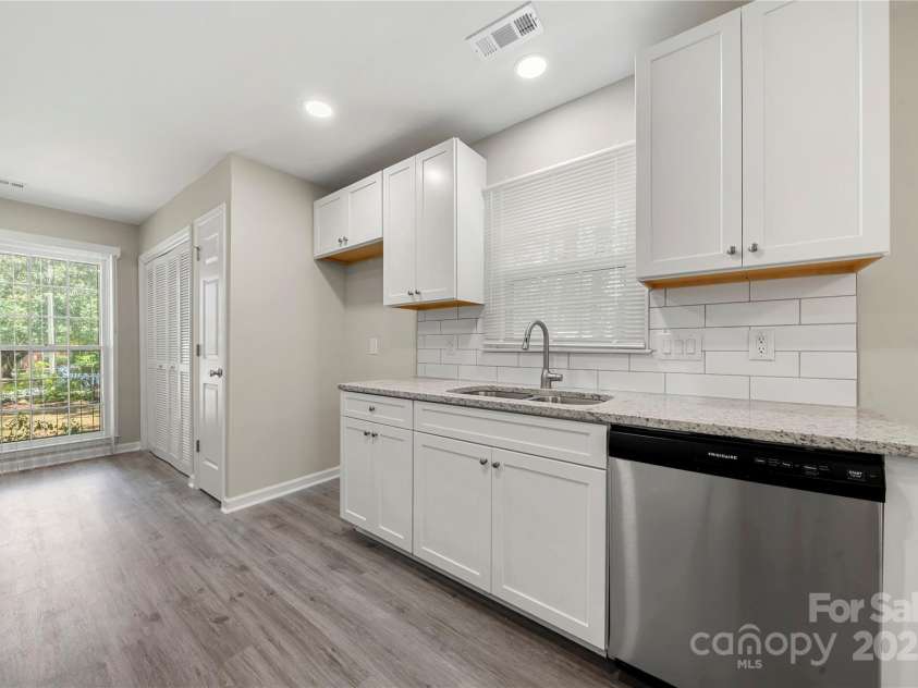 11120 Michaelangelo Court, Charlotte, NC 28226.  MLS# CAR4285230, YatesRealty ID 35495. Lots of cabinet space!