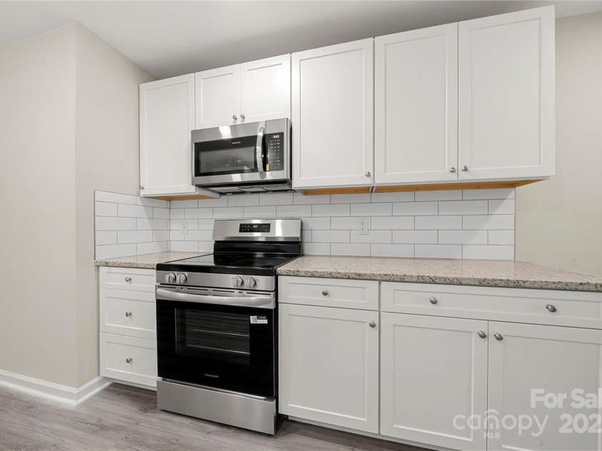 11120 Michaelangelo Court, Charlotte, NC 28226.  MLS# CAR4285230, YatesRealty ID 35495. New stainless steel appliances!