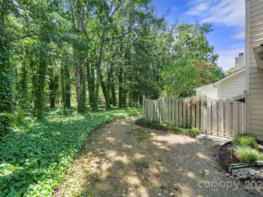 11120 Michaelangelo Court, Charlotte, NC 28226.  MLS# CAR4285230, YatesRealty ID 35495. Well maintained!