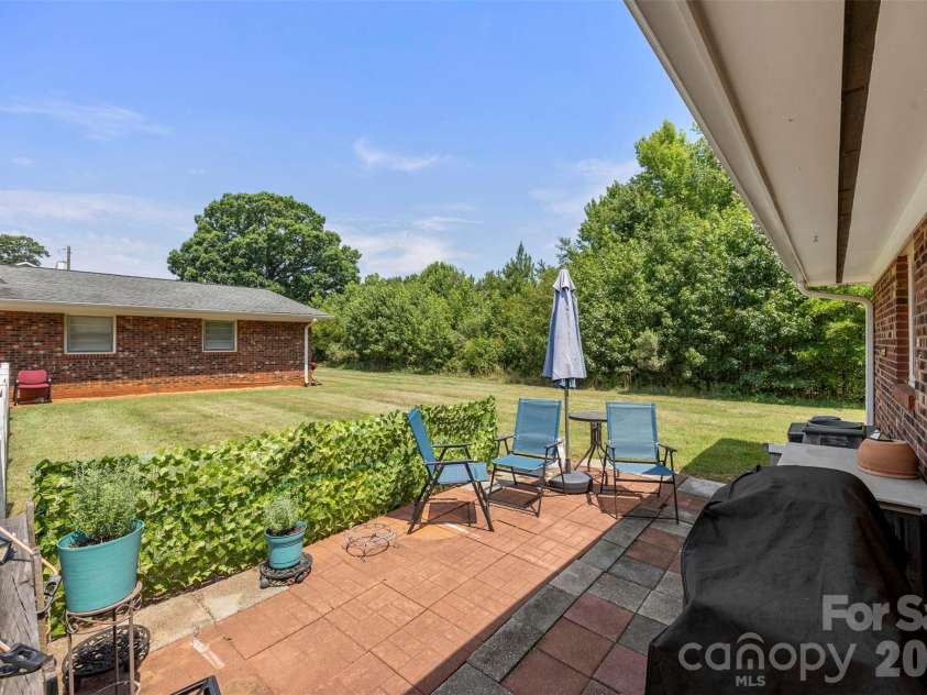 6010 Pleasant Grove Road, Charlotte, NC 28216.  MLS# CAR4401539, YatesRealty ID 35498. 
