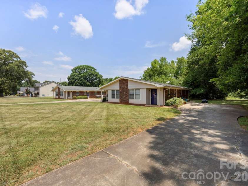 6010 Pleasant Grove Road, Charlotte, NC 28216.  MLS# CAR4401539, YatesRealty ID 35498. 