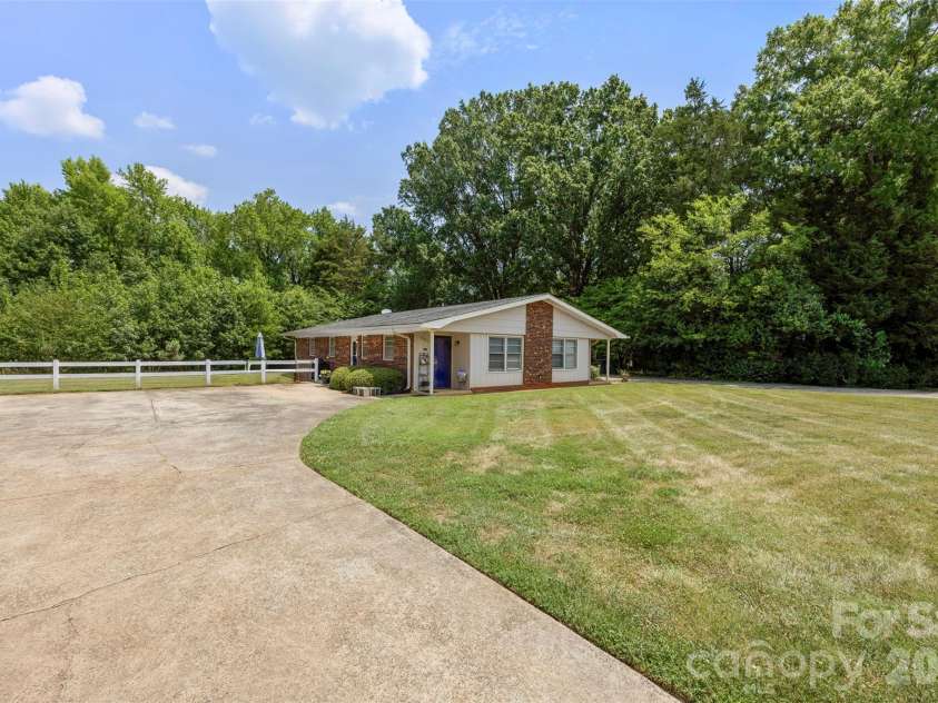 6010 Pleasant Grove Road, Charlotte, NC 28216.  MLS# CAR4401539, YatesRealty ID 35498. 