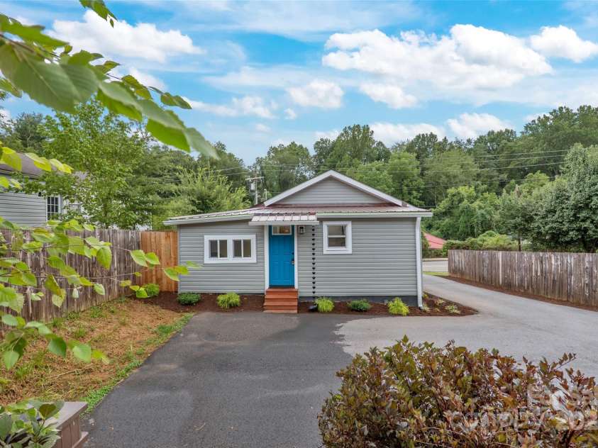 364 State Street, Asheville, NC 28806.  MLS# CAR4294913, YatesRealty ID 35499. Cute bungalow with new metal roof at rear, new vinyl siding and new rear door