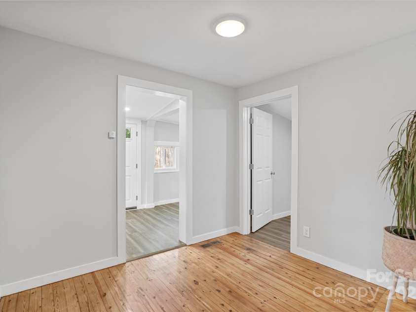 364 State Street, Asheville, NC 28806.  MLS# CAR4294913, YatesRealty ID 35499. Remodeled bathroom with tub/shower combo and tiled backsplash, tiled floor