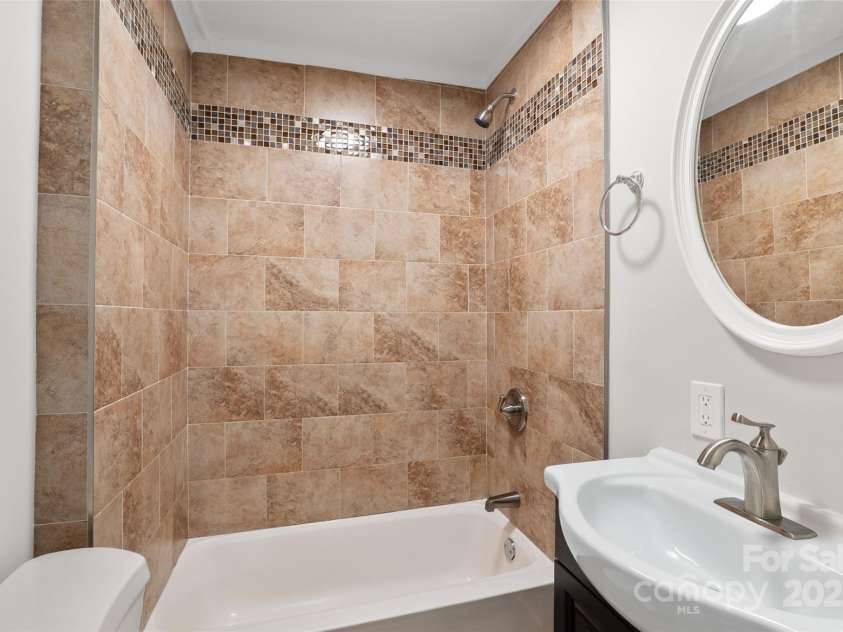 364 State Street, Asheville, NC 28806.  MLS# CAR4294913, YatesRealty ID 35499. Remodeled bathroom with tub/shower combo and tiled backsplash, tiled floor