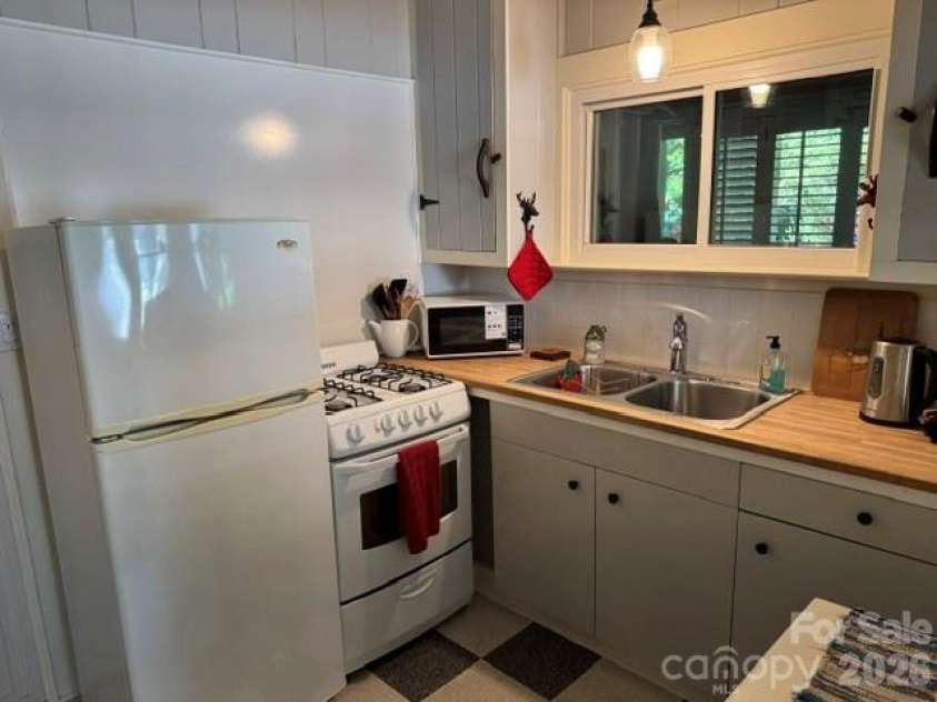 23 Leatherwood Lane, Hendersonville, NC 28739.  MLS# CAR4400223, YatesRealty ID 35500. 