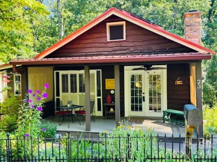 23 Leatherwood Lane, Hendersonville, NC 28739.  MLS# CAR4400223, YatesRealty ID 35500. 