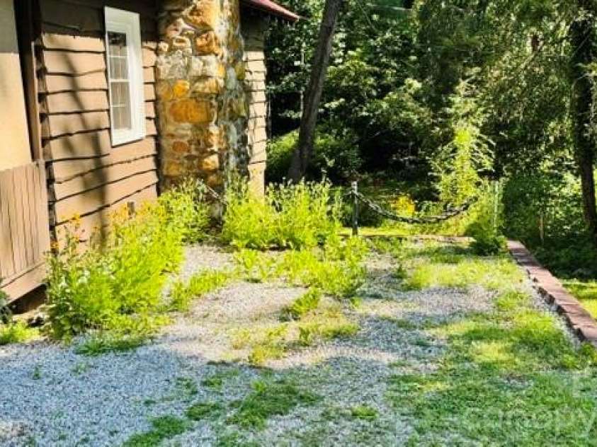 23 Leatherwood Lane, Hendersonville, NC 28739.  MLS# CAR4400223, YatesRealty ID 35500. 