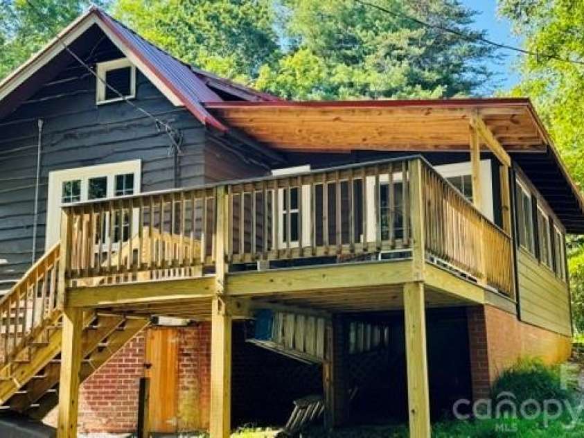 23 Leatherwood Lane, Hendersonville, NC 28739.  MLS# CAR4400223, YatesRealty ID 35500. 