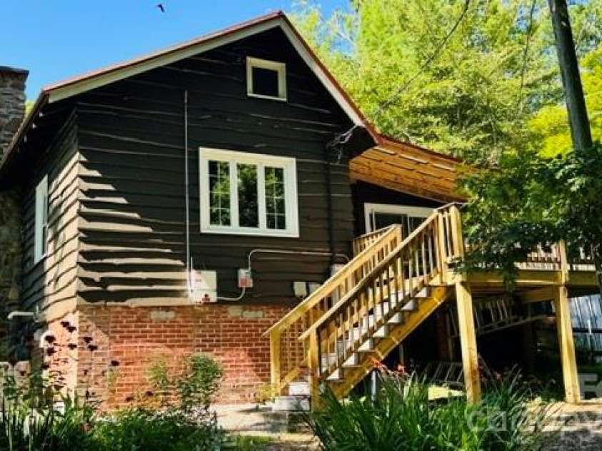 23 Leatherwood Lane, Hendersonville, NC 28739.  MLS# CAR4400223, YatesRealty ID 35500. 