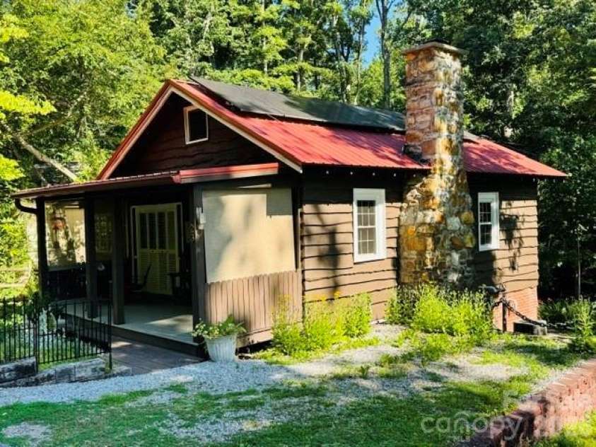 23 Leatherwood Lane, Hendersonville, NC 28739.  MLS# CAR4400223, YatesRealty ID 35500. 