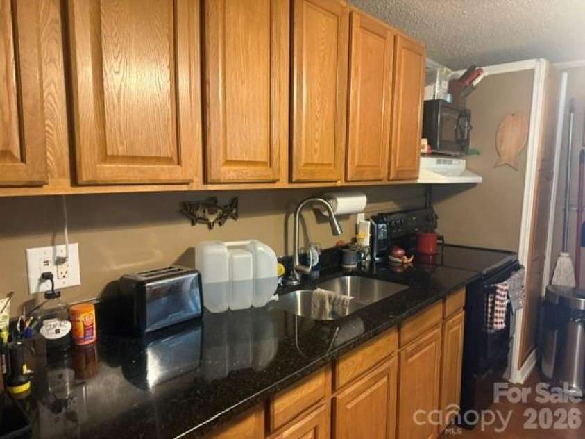 529 Cedar Street, Troutman, NC 28166.  MLS# CAR4397569, YatesRealty ID 35501. Granite Countertop and abundant cabinets.