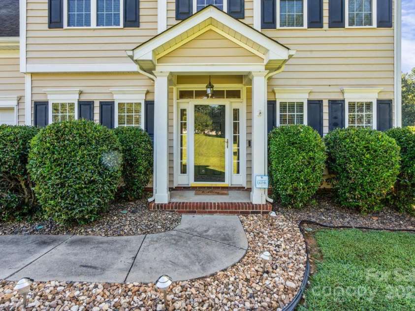 173 Painted Bunting Drive, Troutman, NC 28166.  MLS# CAR4293533, YatesRealty ID 35502. Beautiful Front Porch and Walk Way