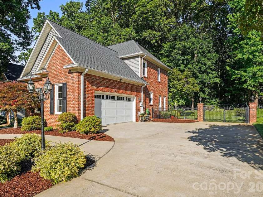 4335 Winterberry Ridge Court, Winston Salem, NC 27103.  MLS# CAR4389980, YatesRealty ID 35502. 