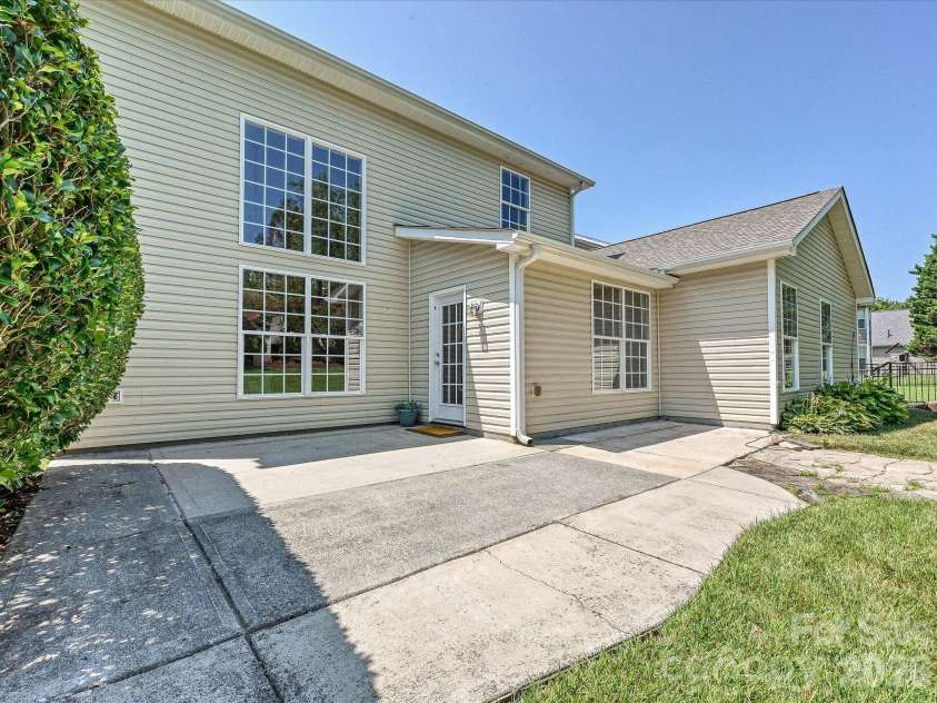 1173 STONEDOWN Lane, Matthews, NC 28104.  MLS# CAR4399448, YatesRealty ID 35503. 