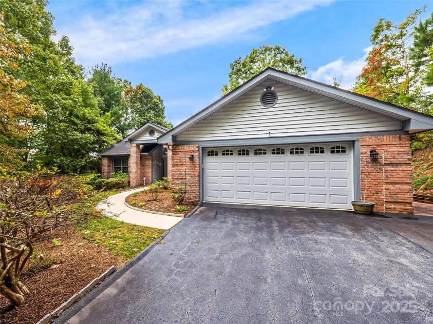 811 Sunlight Ridge, Hendersonville, NC 29792.  MLS# CAR4303140, YatesRealty ID 3551. 