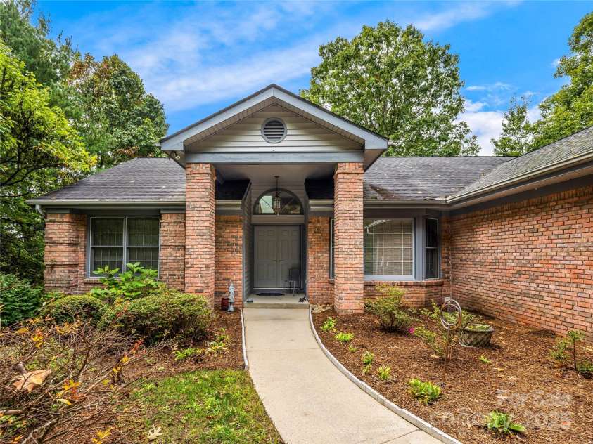 811 Sunlight Ridge, Hendersonville, NC 29792.  MLS# CAR4303140, YatesRealty ID 3551. 