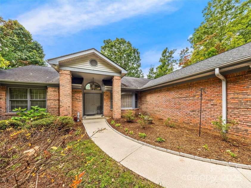 811 Sunlight Ridge, Hendersonville, NC 29792.  MLS# CAR4303140, YatesRealty ID 3551. 