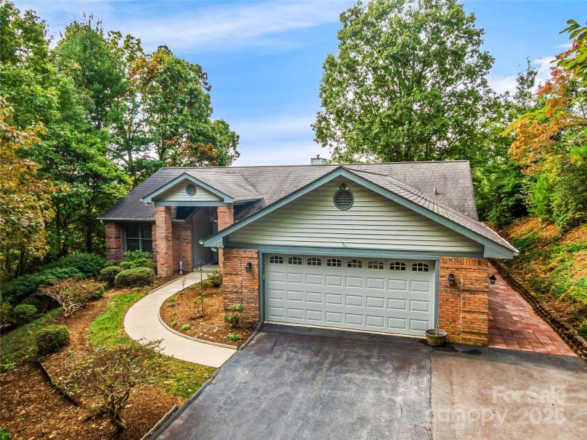 811 Sunlight Ridge, Hendersonville, NC 29792.  MLS# CAR4303140, YatesRealty ID 3551. 
