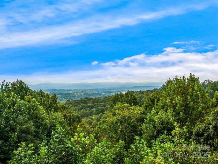 811 Sunlight Ridge, Hendersonville, NC 29792.  MLS# CAR4303140, YatesRealty ID 3551. 